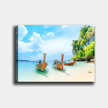 Canvastavla 70x100 cm - Tre traditionella thailändska båtar vid en vacker strand med klart vatten och grönskande klippor i bakgrunden - Blå / Grön / Orange - Inredning - Tavlor & posters - Canvastavla