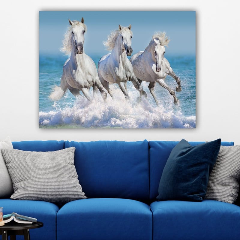 Canvastavla 70x100 cm - Tre vita hästar som galopperar genom vågorna vid havet - Vit / Ljusblå / Turkos - Inredning - Tavlor & posters - Canvastavla