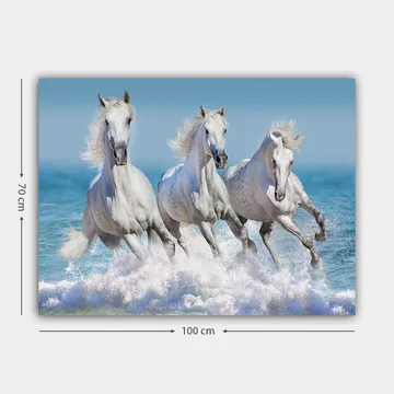Canvastavla 70x100 cm - Tre vita hästar som galopperar genom vågorna vid havet - Vit / Ljusblå / Turkos - Inredning - Tavlor & posters - Canvastavla
