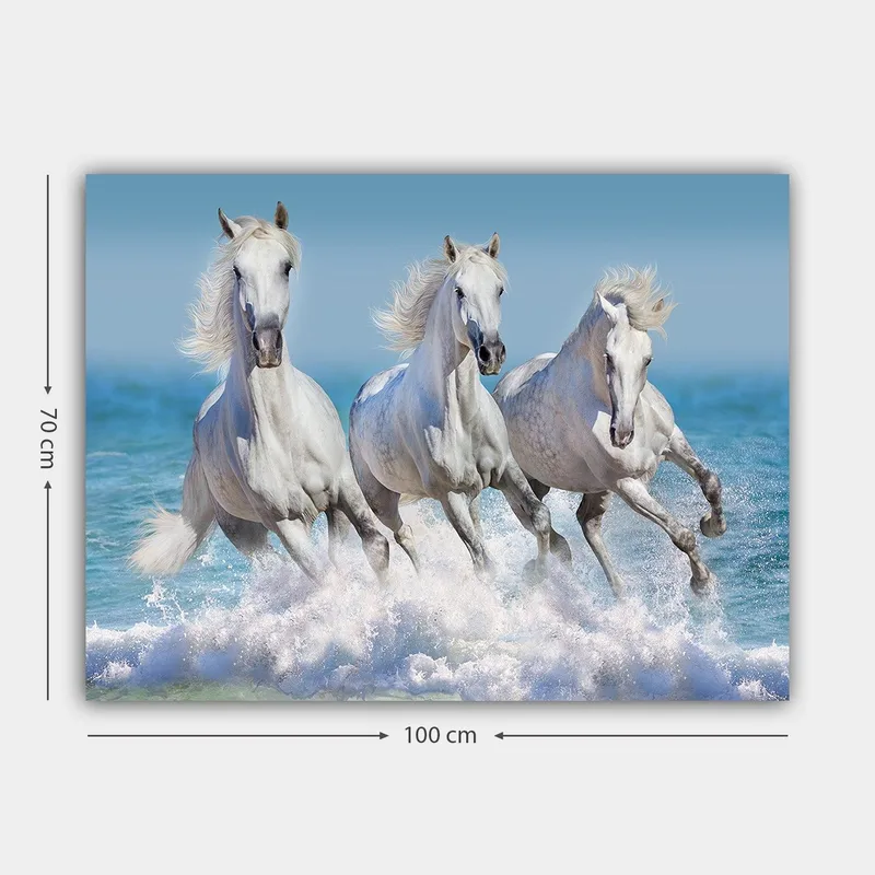 Canvastavla 70x100 cm - Tre vita hästar som galopperar genom vågorna vid havet - Vit / Ljusblå / Turkos - Inredning - Tavlor & posters - Canvastavla