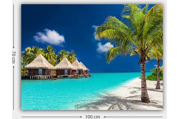 Canvastavla 70x100 cm - Tropisk strand med bungalower och palmer vid klart turkost vatten - Turkos / Grön / Beige - Inredning - Tavlor & posters - Canvastavla