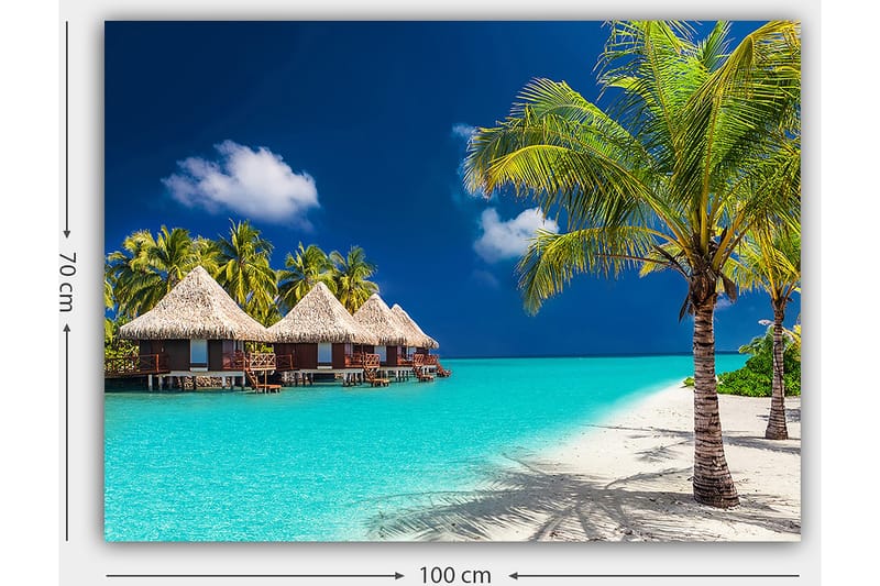 Canvastavla 70x100 cm - Tropisk strand med bungalower och palmer vid klart turkost vatten - Turkos / Grön / Beige - Inredning - Tavlor & posters - Canvastavla