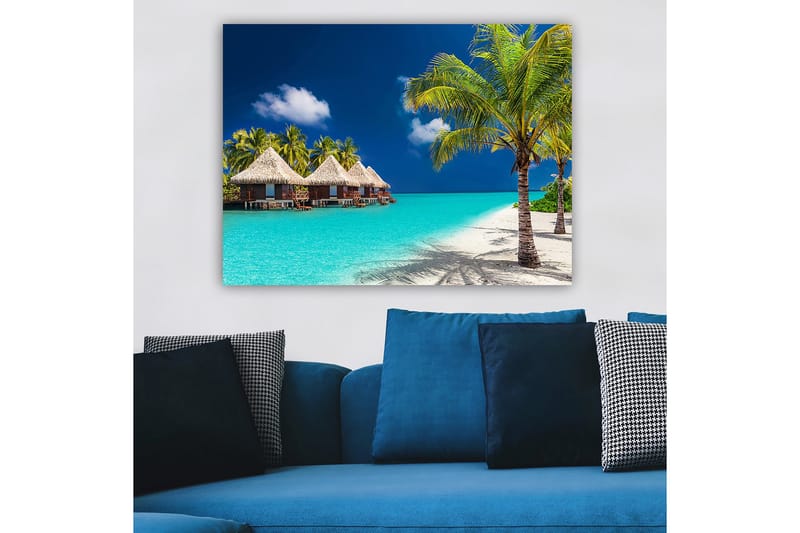 Canvastavla 70x100 cm - Tropisk strand med bungalower och palmer vid klart turkost vatten - Turkos / Grön / Beige - Inredning - Tavlor & posters - Canvastavla