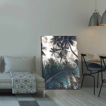 Canvastavla 70x100 cm - Tropisk palmlund med en stor palmblad i förgrunden - Mörkgrön / Ljusgrön / Blå - Inredning - Tavlor & posters - Canvastavla