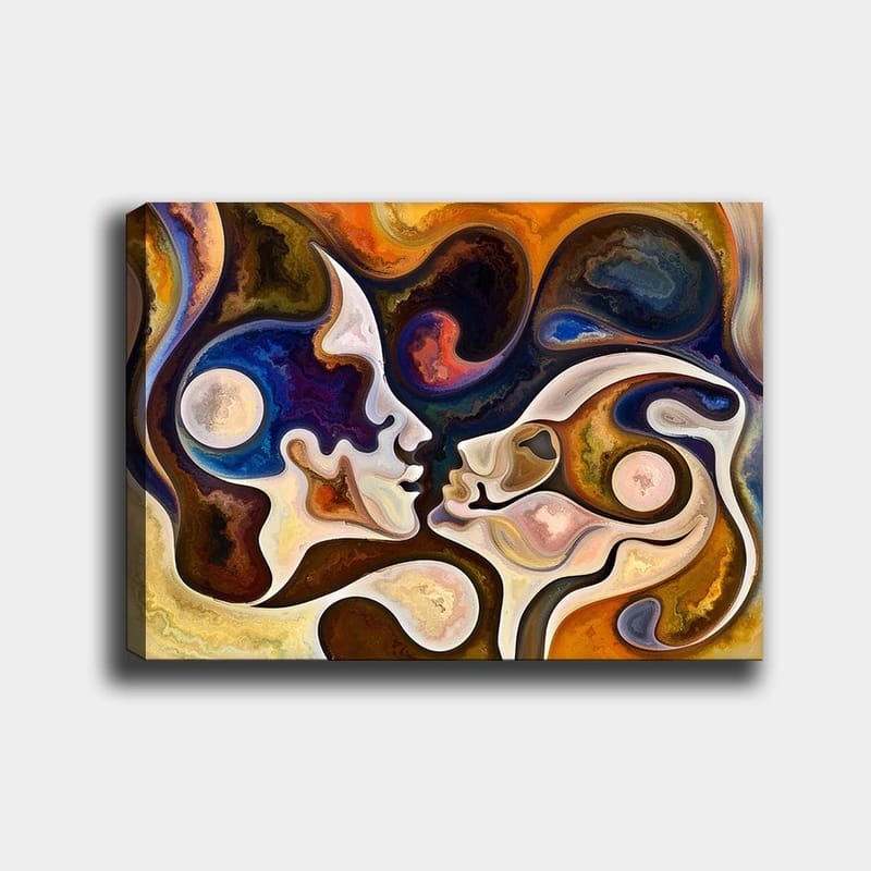 Canvastavla 70x100 cm - Två ansikten som möts i en intim kyss, omgivna av abstrakta former och färger - Mörkblå / Brunt / Beige - Inredning - Tavlor & posters - Canvastavla