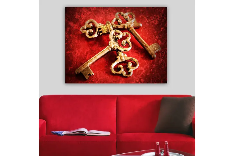 Canvastavla 70x100 cm - Två antika nycklar med dekorativa detaljer på en röd bakgrund - Guld / Röd - Inredning - Tavlor & posters - Canvastavla