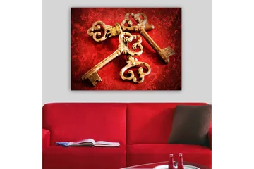 Canvastavla 70x100 cm - Två antika nycklar med dekorativa detaljer på en röd bakgrund - Guld / Röd - Inredning - Tavlor & posters - Canvastavla