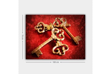 Canvastavla 70x100 cm - Två antika nycklar med dekorativa detaljer på en röd bakgrund - Guld / Röd - Inredning - Tavlor & posters - Canvastavla