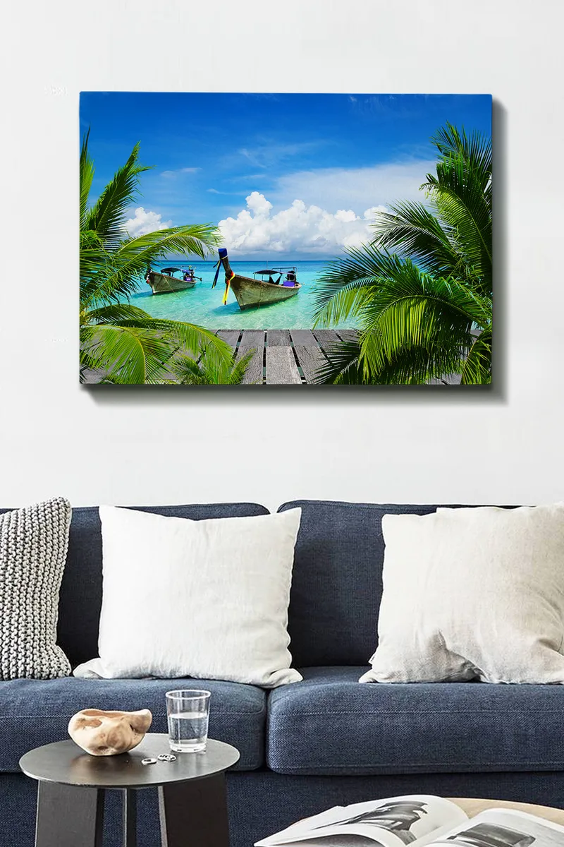 Canvastavla 70x100 cm - Två båtar i klart turkost vatten omgivna av palmer och en träbrygga - Turkos / Grön / Blå - Inredning - Tavlor & posters - Canvastavla