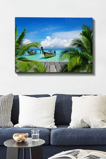 Canvastavla 70x100 cm - Två båtar i klart turkost vatten omgivna av palmer och en träbrygga - Turkos / Grön / Blå - Inredning - Tavlor & posters - Canvastavla