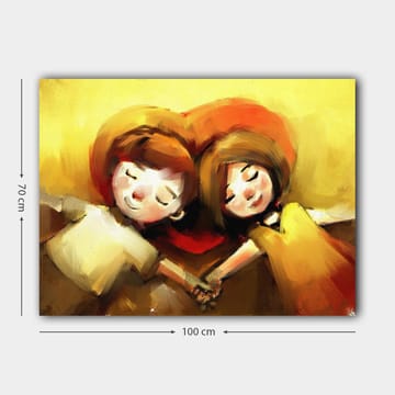 Canvastavla 70x100 cm - Två barn som håller händerna och ligger tillsammans i en hjärtformad komposition - Guldgul / Röd / Brun - Inredning - Tavlor & posters - Canvastavla