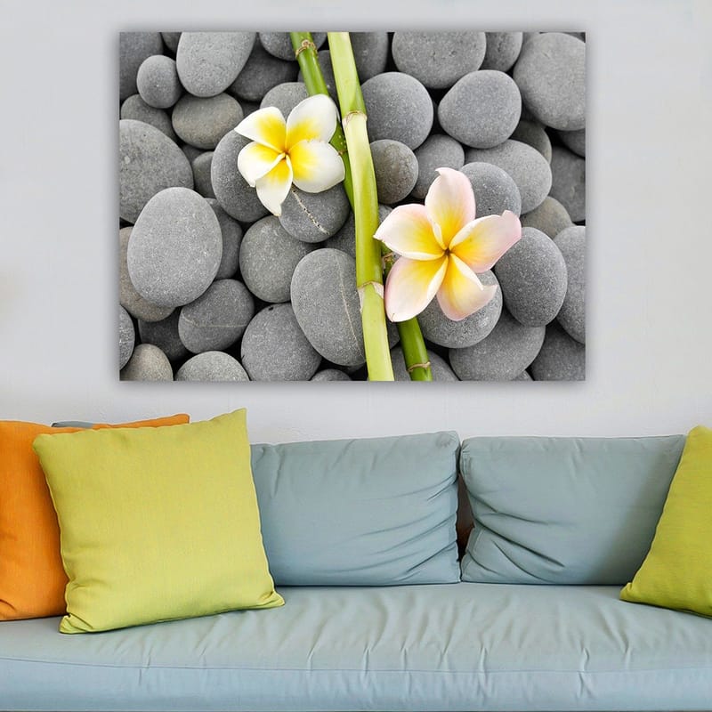 Canvastavla 70x100 cm - Två blommor i pastellfärger som ligger på en samling grå stenar - Grå / Gul / Rosa - Inredning - Tavlor & posters - Canvastavla
