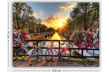 Canvastavla 70x100 cm - Två cyklar i en pittoresk kanalmiljö med blommor och solnedgång - Rosa / Vit / Grön - Inredning - Tavlor & posters - Canvastavla