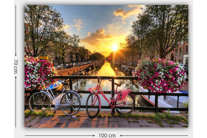 Canvastavla 70x100 cm - Två cyklar i en pittoresk kanalmiljö med blommor och solnedgång - Rosa / Vit / Grön - Inredning - Tavlor & posters - Canvastavla