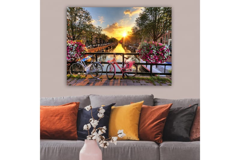 Canvastavla 70x100 cm - Två cyklar i en pittoresk kanalmiljö med blommor och solnedgång - Rosa / Vit / Grön - Inredning - Tavlor & posters - Canvastavla
