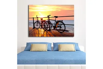Canvastavla 70x100 cm - Två cyklar som står på en brygga vid solnedgången över havet - Orange / Svart / Gult - Inredning - Tavlor & posters - Canvastavla