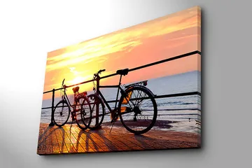 Canvastavla 70x100 cm - Två cyklar som står på en brygga vid solnedgången över havet - Orange / Svart / Gult - Inredning - Tavlor & posters - Canvastavla