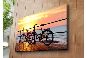 Canvastavla 70x100 cm - Två cyklar som står på en brygga vid solnedgången över havet - Orange / Svart / Gult - Inredning - Tavlor & posters - Canvastavla