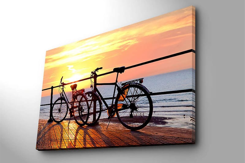 Canvastavla 70x100 cm - Två cyklar som står på en brygga vid solnedgången över havet - Orange / Svart / Gult - Inredning - Tavlor & posters - Canvastavla