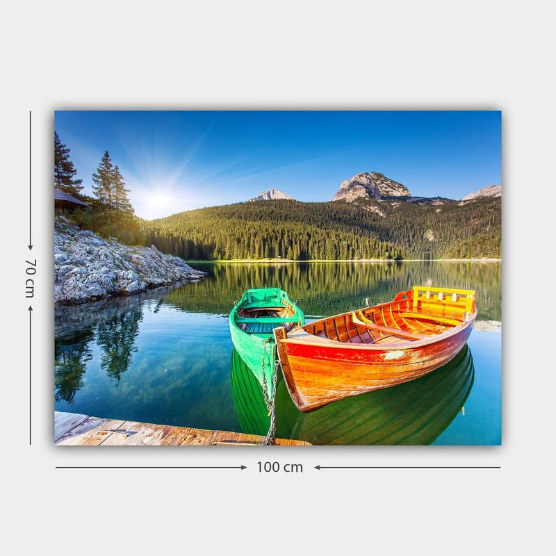 Canvastavla 70x100 cm - Två färgglada båtar ligger stilla vid en spegelblanka sjö omgiven av grönskande berg - Grön / Orange / Blå - Inredning - Tavlor & posters - Canvastavla