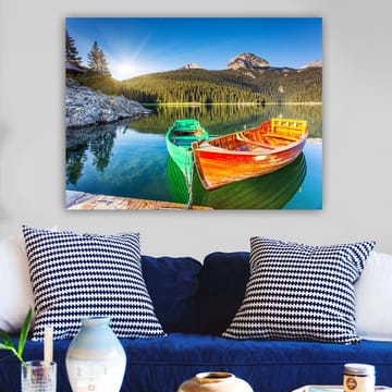 Canvastavla 70x100 cm - Två färgglada båtar ligger stilla vid en spegelblanka sjö omgiven av grönskande berg - Grön / Orange / Blå - Inredning - Tavlor & posters - Canvastavla