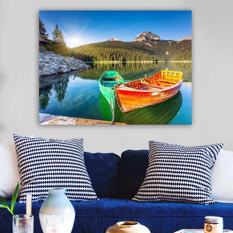 Canvastavla 70x100 cm - Två färgglada båtar ligger stilla vid en spegelblanka sjö omgiven av grönskande berg - Grön / Orange / Blå - Inredning - Tavlor & posters - Canvastavla