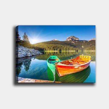 Canvastavla 70x100 cm - Två färgglada båtar ligger stilla vid en spegelblanka sjö omgiven av grönskande berg - Grön / Orange / Blå - Inredning - Tavlor & posters - Canvastavla