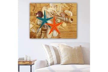 Canvastavla 70x100 cm - Två färgglada sjöstjärnor i orange och turkos bland snäckor på en träyta - Turkos / Orange / Beige - Inredning - Tavlor & posters - Canvastavla
