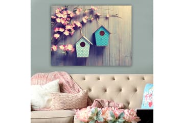 Canvastavla 70x100 cm - Två fågelholkar hängande på en gren med blommor i bakgrunden - Rosa / Turkos - Inredning - Tavlor & posters - Canvastavla