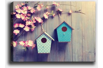 Canvastavla 70x100 cm - Två fågelholkar hängande på en gren med blommor i bakgrunden - Rosa / Turkos - Inredning - Tavlor & posters - Canvastavla