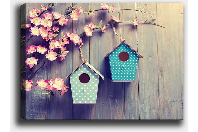 Canvastavla 70x100 cm - Två fågelholkar hängande på en gren med blommor i bakgrunden - Rosa / Turkos - Inredning - Tavlor & posters - Canvastavla