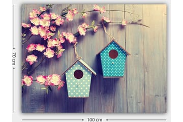 Canvastavla 70x100 cm - Två fågelholkar hängande på en gren med blommor i bakgrunden - Rosa / Turkos - Inredning - Tavlor & posters - Canvastavla