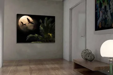 Canvastavla 70x100 cm - Två fåglar som flyger mot en stor måne över en palmliknande växt - Mörkgrön / Grå / Beige - Inredning - Tavlor & posters - Canvastavla