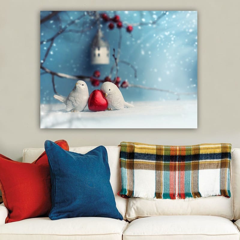 Canvastavla 70x100 cm - Två fåglar som håller ett rött hjärta tillsammans i en vintrig miljö - Vit / Röd / Blå - Inredning - Tavlor & posters - Canvastavla