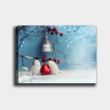 Canvastavla 70x100 cm - Två fåglar som håller ett rött hjärta tillsammans i en vintrig miljö - Vit / Röd / Blå - Inredning - Tavlor & posters - Canvastavla