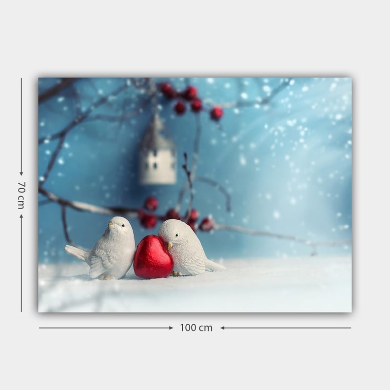 Canvastavla 70x100 cm - Två fåglar som håller ett rött hjärta tillsammans i en vintrig miljö - Vit / Röd / Blå - Inredning - Tavlor & posters - Canvastavla