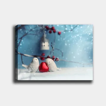Canvastavla 70x100 cm - Två fåglar som håller ett rött hjärta tillsammans i en vintrig miljö - Vit / Röd / Blå - Inredning - Tavlor & posters - Canvastavla