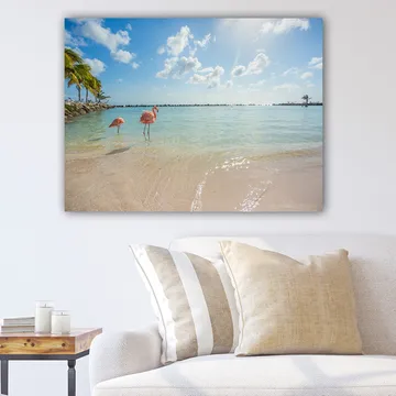 Canvastavla 70x100 cm - Två flamingos som står vid strandkanten i ett klart, turkost hav - Rosa / Turkos / Beige - Inredning - Tavlor & posters - Canvastavla