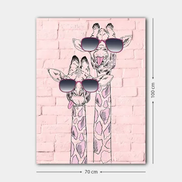 Canvastavla 70x100 cm - Två giraffer med solglasögon som sticker ut med sina lekfulla uttryck - Rosa / Svart / Vit - Inredning - Tavlor & posters - Canvastavla