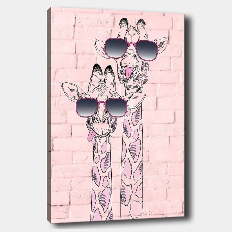 Canvastavla 70x100 cm - Två giraffer med solglasögon som sticker ut med sina lekfulla uttryck - Rosa / Svart / Vit - Inredning - Tavlor & posters - Canvastavla