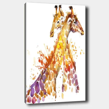 Canvastavla 70x100 cm - Två giraffer som står nära varandra, framhävt av färgglada akvarelltoner - Guldbrun / Lila / Orange - Inredning - Tavlor & posters - Canvastavla