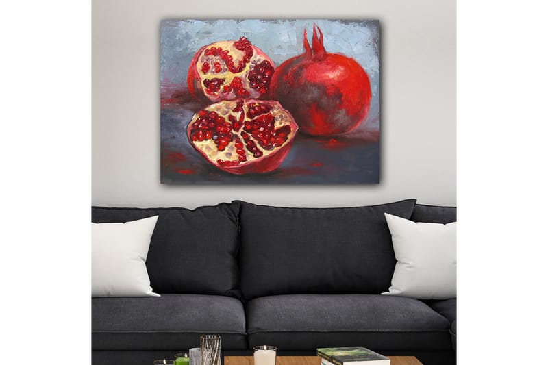 Canvastavla 70x100 cm - Två granatäpplen, ett helt och ett delat, som visar sina saftiga kärnor - Röd / Beige - Inredning - Tavlor & posters - Canvastavla