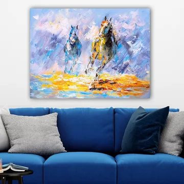Canvastavla 70x100 cm - Två hästar som galopperar framåt i en dynamisk och färgstark komposition - Blå / Gul / Orange - Inredning - Tavlor & posters - Canvastavla