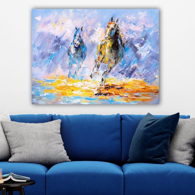 Canvastavla 70x100 cm - Två hästar som galopperar framåt i en dynamisk och färgstark komposition - Blå / Gul / Orange - Inredning - Tavlor & posters - Canvastavla