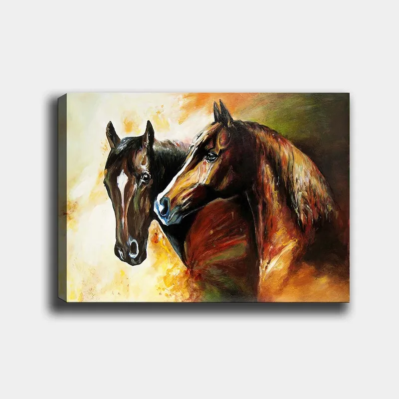Canvastavla 70x100 cm - Två hästar som står nära varandra, fångade i en dynamisk och livfull komposition - Mörkbrun / Ljusbrun / Orange - Inredning - Tavlor & posters - Canvastavla