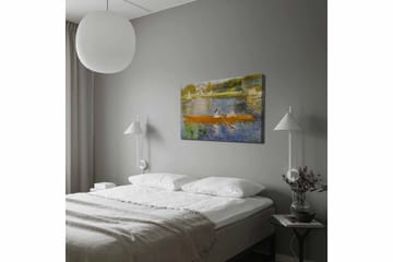 Canvastavla 70x100 cm - Två kvinnor som paddlar i en båt på en spegelblanka sjö - Orange / Blå / Grön - Inredning - Tavlor & posters - Canvastavla