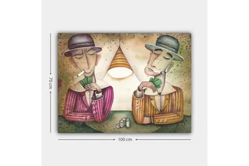 Canvastavla 70x100 cm - Två män som spelar kort under en lampa, med cigaretter i munnen och en koncentrerad min - Lila / Grön / Beige - Inredning - Tavlor & posters - Canvastavla