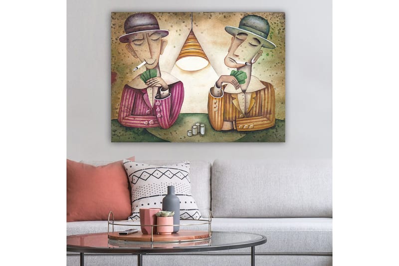 Canvastavla 70x100 cm - Två män som spelar kort under en lampa, med cigaretter i munnen och en koncentrerad min - Lila / Grön / Beige - Inredning - Tavlor & posters - Canvastavla