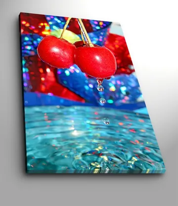 Canvastavla 70x100 cm - Två röda körsbär hänger över en vattenyta med droppar som faller ner - Röd / Blå / Turkos - Inredning - Tavlor & posters - Canvastavla
