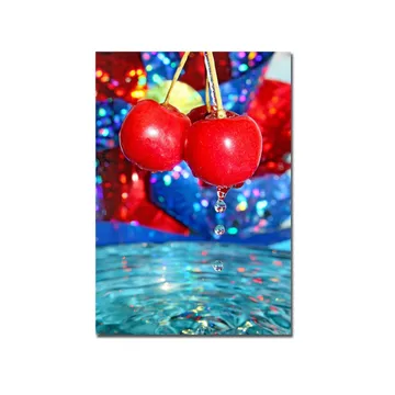 Canvastavla 70x100 cm - Två röda körsbär hänger över en vattenyta med droppar som faller ner - Röd / Blå / Turkos - Inredning - Tavlor & posters - Canvastavla